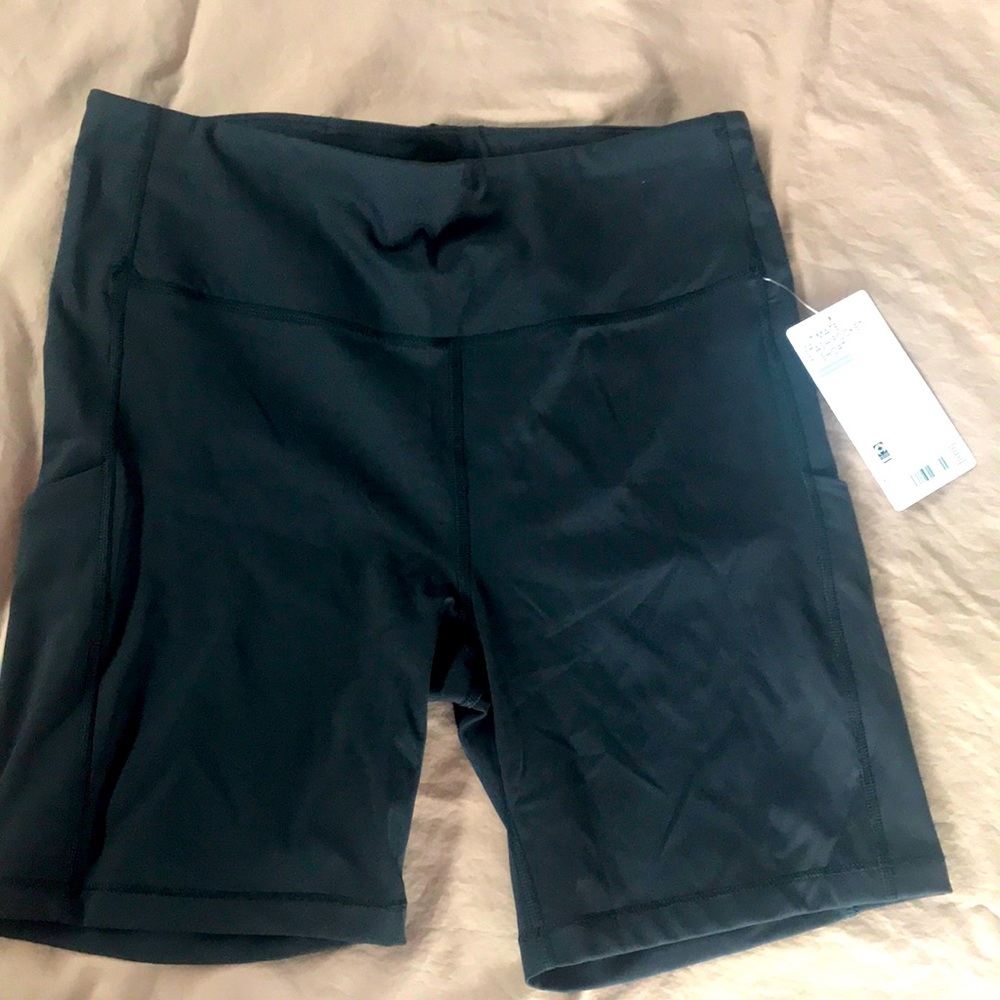 Athleta ‘ultimate stash’ pocket short 7 in.